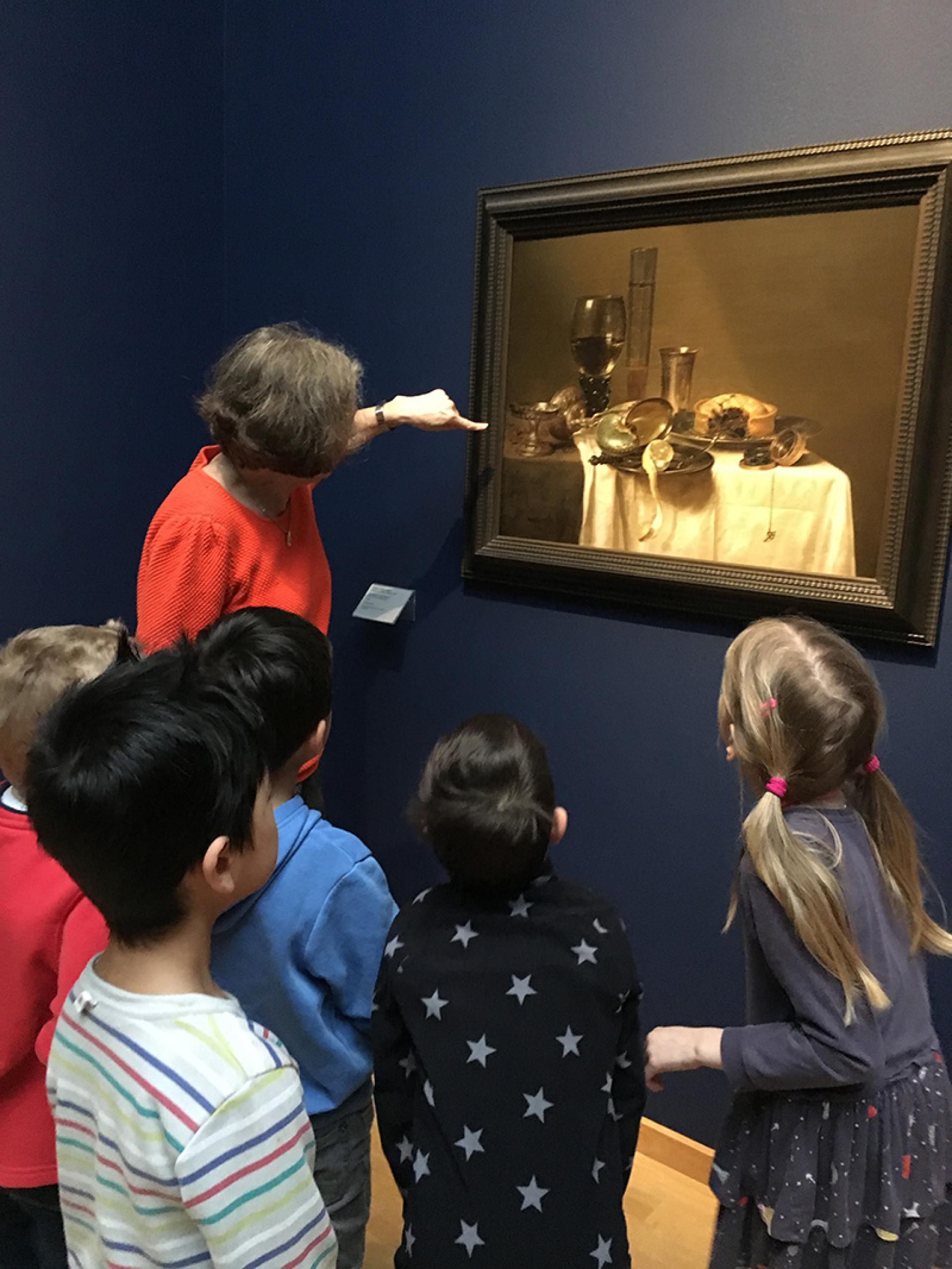 Eine Gruppe von Kindern bewundert ein Kunstwerk in einem Museum